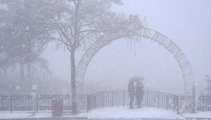 İstanbul’un bazı bölgelerinde kar yağışı etkisini artırdı