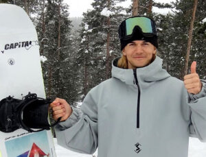 Buzla kaplı Çıldır Gölü’nde Süleyman Atlı, sörf ve cross motor gösterisi yaptı