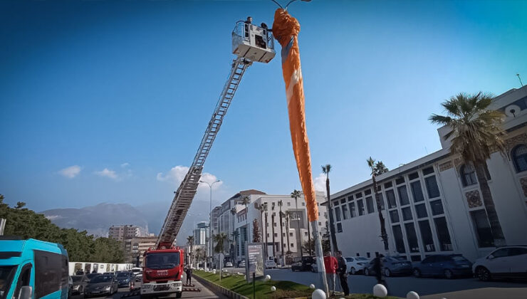 İskenderun’da Yamaç Paraşütçüleri Aydınlatma Direğine Takıldı