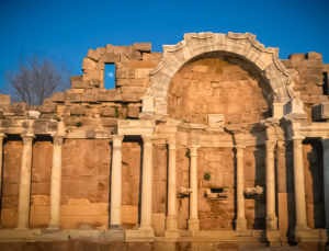 Side Antik Kenti’nde Büyüleyici Görüntü: Tarihi Yapılar Ay ile Buluştu