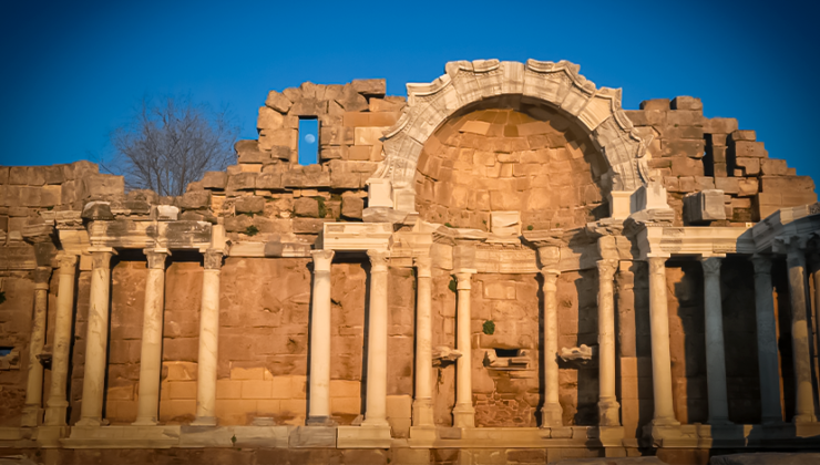 Side Antik Kenti’nde Büyüleyici Görüntü: Tarihi Yapılar Ay ile Buluştu