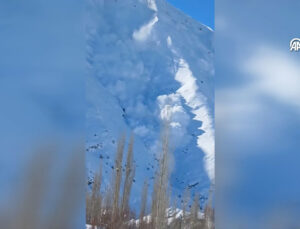 Hakkari’de Çığ Düştü: O Anlar Cep Telefonuyla Kaydedildi