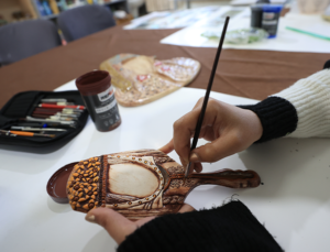 Kadınlar, Selçuklu, Osmanlı ve Yörük Motifleriyle Aynaları Sanata Dönüştürdü