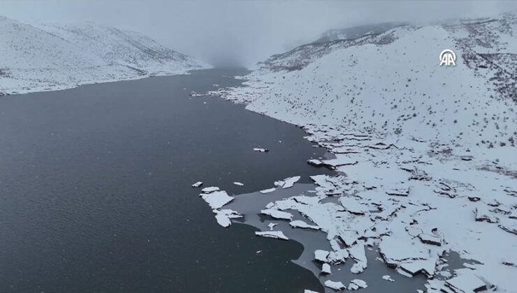 Çat Barajı’ndaki “Yüzen Adalar” Soğuk Havanın Etkisiyle Dondu