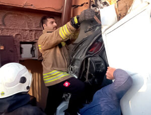 Samandağ’da Freni Arızalanan Tır İş Yerine Girdi: Sürücü Yaralandı