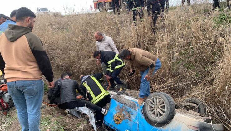 Hatay’da kanala devrilen taksinin sürücüsü hayatını kaybetti
