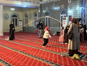 Hatay’da teravih namazı sonrası çocuklar için camide etkinlik düzenlendi