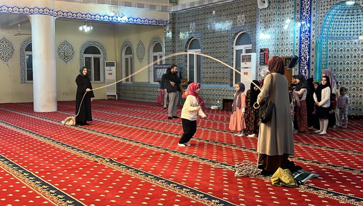 Hatay’da teravih namazı sonrası çocuklar için camide etkinlik düzenlendi
