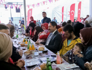 Türk Kızılay Genel Başkanı Yılmaz, Hatay’da Depremzedelerle İftar Yaptı
