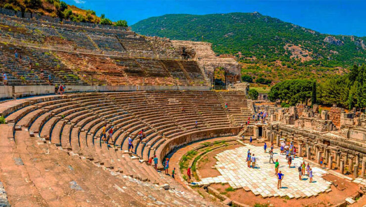 Dünyaca ünlü sanatçılar yine Efes’te buluşuyor