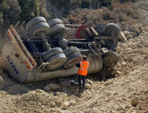 Hatay’da şarampole devrilen arazözün sürücüsü hayatını kaybetti