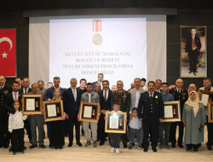 Adana, Hatay ve Osmaniye’de Şehit Yakınları ve Gazilere Devlet Övünç Madalyası Takdim Edildi