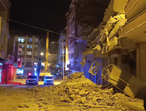 Samandağ’da Ağır Hasarlı Binanın Yıkımı Sırasında Prefabrik Yapı Zarar Gördü