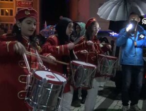 Kars’ta Yağmura Rağmen “23 Nisan Fener Alayı” Coşkusu