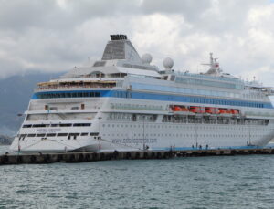 Palau bayraklı kruvaziyer “Astoria Grande” Alanya Limanı’na demirledi
