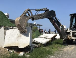 Hatay’da hazine arazisine kaçak inşa edilen ev yıkıldı