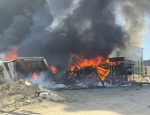 Hatay’da inşaat şantiyesindeki konteynerler yandı