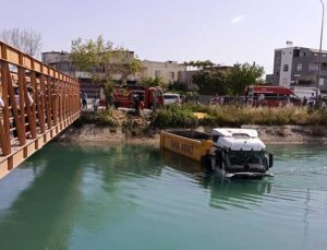 Adana’da Sulama Kanalına Düşen Tırın Sürücüsü İtfaiye Tarafından Kurtarıldı