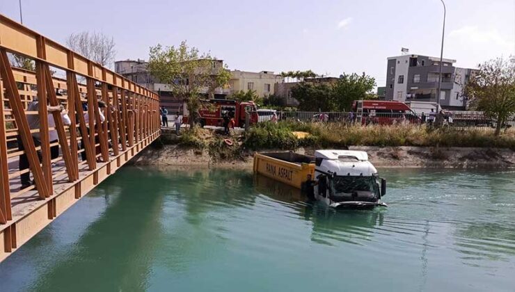Adana’da Sulama Kanalına Düşen Tırın Sürücüsü İtfaiye Tarafından Kurtarıldı