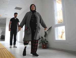 Depremde Bacağını Kaybeden Emine Kahramanoğulları, Yeni Proteziyle Yeniden Yürüdü