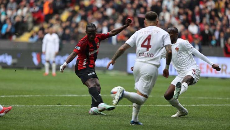 Gaziantep FK ile Atakaş Hatayspor Arasında İlk Yarıda Eşitlik: 1-1