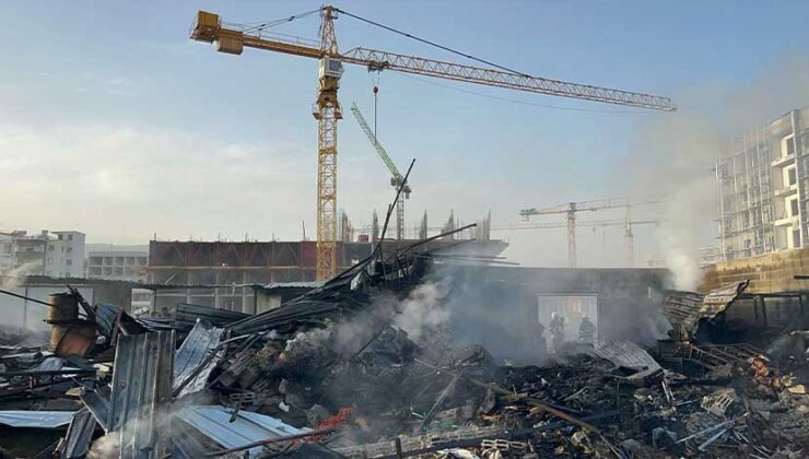 Hatay’da İnşaat Şantiyesindeki Konteyner Depoda Yangın: Malzemeler Kullanılamaz Hale Geldi