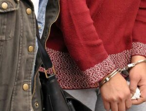 İstanbul’da “Büyü Bozma” Vaadiyle Dolandırıcılık Yapan Kadın Yakalandı