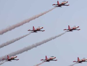 Türk Yıldızları Mersin Semalarında Nefes Kesti: 23 Nisan Gösterisi Öncesi Prova