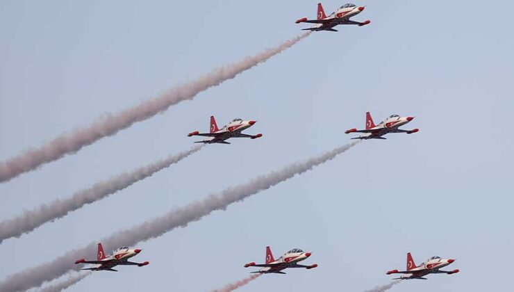 Türk Yıldızları Mersin Semalarında Nefes Kesti: 23 Nisan Gösterisi Öncesi Prova