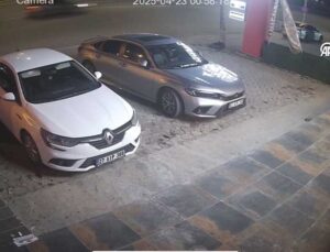 Şanlıurfa’da Feci Kaza: Park Halindeki Araçlara Çarpan Otomobilde 2 Kişi Hayatını Kaybetti