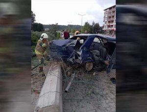 Hatay Samandağ’da Kaldırıma Çarpan Otomobilde 4 Kişi Yaralandı