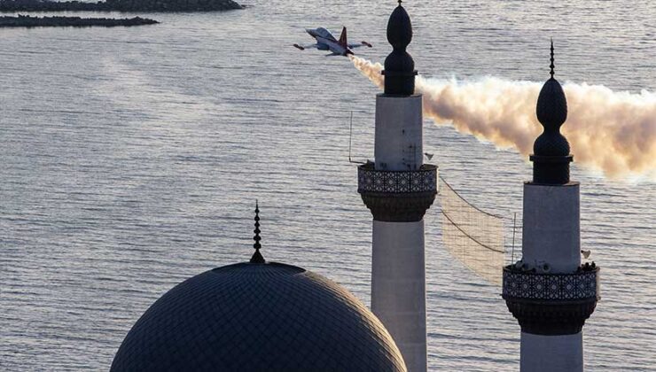 Türk Yıldızları’ndan İskenderun Semalarında Nefes Kesen Gösteri