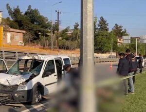Gaziantep’te ata çarpan otomobildeki 2 polis yaralandı