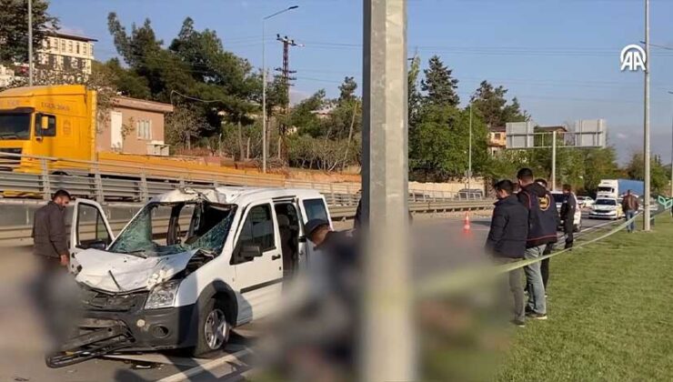 Gaziantep’te ata çarpan otomobildeki 2 polis yaralandı