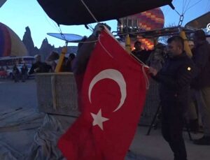 Kapadokya’da balonlara takılan Türk bayrakları gökyüzünde dalgalandı