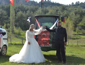 Adanalı çift traktörü düğün arabası yaptı