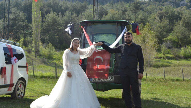 Adanalı çift traktörü düğün arabası yaptı