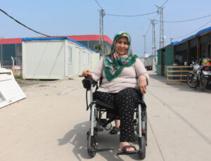 Depremde sağ bacağını kaybeden anne, iki çocuğu için hayata sımsıkı sarıldı