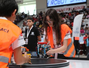 “Hataybot Robot Yarışması”nda dereceye girenler ödüllendirildi