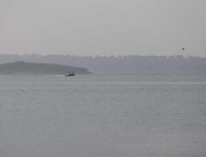 Adana’da 24 yaşındaki Emirhan Gürbüz, Seyhan Baraj Gölü’nde tekneden suya düştü.