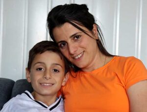 Depremde eşini ve kızını kaybeden anne, sesiyle hayata tutunduğu oğluna hem anne hem baba oldu