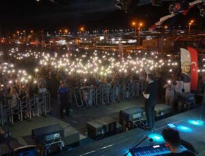 Ekin Uzunlar Kırıkhan’da Hayranlarıyla Buluştu