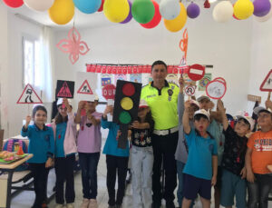 Hatay’da Görev Aşkı: Tayyar Benden ve Eşi Yaralarıyla Değil, Umutlarıyla Ayakta