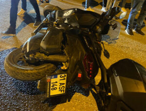 Hatay Samandağ’da Motosiklet Konteynere Çarptı: 1 Yaralı