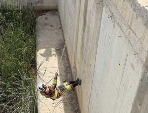 Antakya’da Mahsur Kalan Kedi ve Köpek İtfaiye Ekiplerince Kurtarıldı