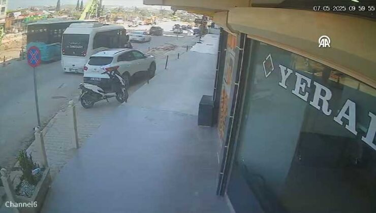 Hatay’ın Antakya ilçesinde bir kamyon, şerit değiştiren otomobile çarptı ve metrelerce sürükledi.