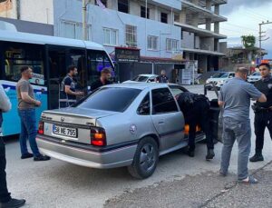 İskenderun’da Asayiş Uygulaması: Araçlar ve Şahıslar GBT’den Geçirildi
