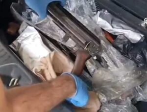 Sakarya’da Polis Memurunun Aracında 9 Kaleşnikof ve 5 Ruhsatsız Tabanca Ele Geçirildi