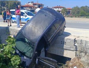 Samandağ’da Menfeze Düşen Otomobilin Sürücüsü Yaralandı