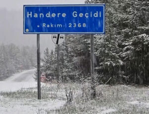 Kars’ın Sarıkamış ilçesi ve yüksek rakımlı geçitler kar yağışıyla beyaza büründü